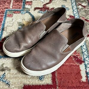 Olukai Pehuea slip ons women’s 7.5 taupe leather